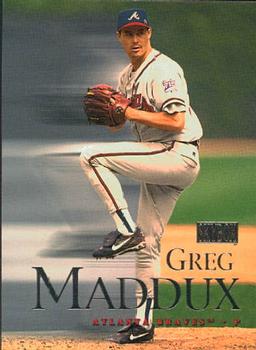 2000 SkyBox #17 Greg Maddux Front