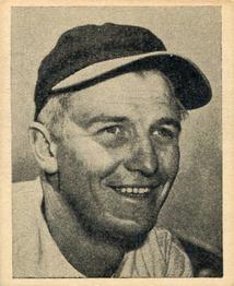 1940 Harry Hartman Cincinnati Reds (W711-2) #NNO Whitey Moore Front
