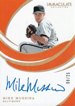 2019 Panini Immaculate Collection - Signatures Gold #S-MM Mike Mussina Front