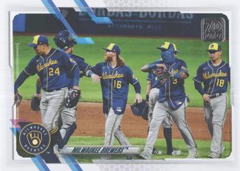 2021 Topps #59 Milwaukee Brewers Front