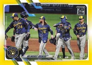 2021 Topps - Yellow #59 Milwaukee Brewers Front