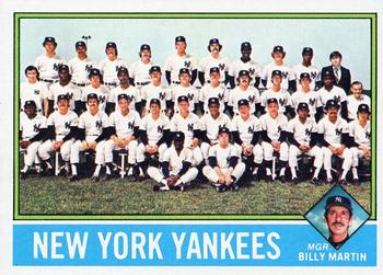 1976 Topps #17 New York Yankees / Billy Martin Front