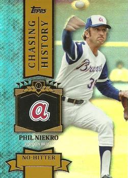 2013 Topps - Chasing History Gold Foil #CH-100 Phil Niekro Front