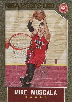 2015-16 Hoops - Gold #16 Mike Muscala Front