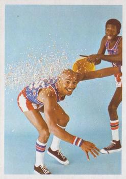 1971 Fleer Cocoa Puffs Harlem Globetrotters #1 Geese Ausbie / Curly Neal Front