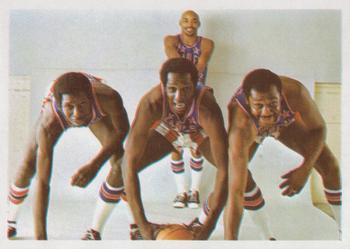 1971 Fleer Cocoa Puffs Harlem Globetrotters #11 Football Routine Front