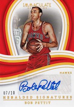 2022-23 Panini Immaculate Collection - Heralded Signatures Gold #IHS-BOB Bob Pettit Front