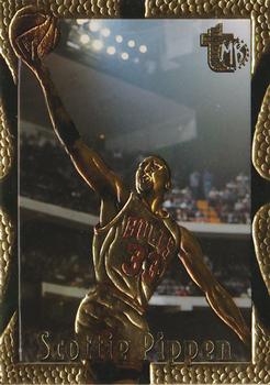 1994-95 Topps Embossed - Golden Idols #16 Scottie Pippen Front
