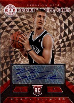 2013-14 Panini Totally Certified - Rookie Roll Call Autographs Red #32 Mason Plumlee Front