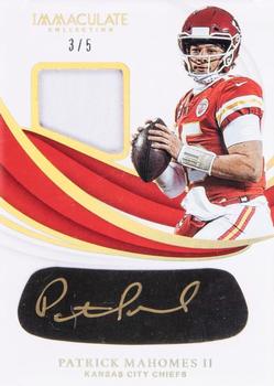 2019 Panini Immaculate Collection - Immaculate Eye Black Jersey Gold #EBJ-PMA Patrick Mahomes II Front