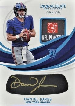 2019 Panini Immaculate Collection - Immaculate Rookie Eye Black Laundry Tag Players #REB-DJO Daniel Jones Front