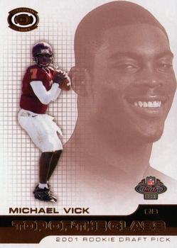 2001 Pacific Dynagon - Top of the Class #23 Michael Vick Front