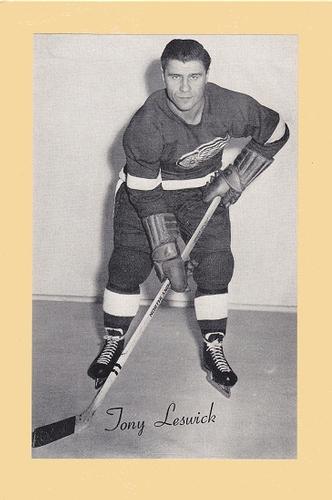 1944-64 Bee Hive Hockey Photos (Group 2) #NNO Tony Leswick Front