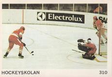 1974-75 Williams Hockey (Swedish) #310 Hockeyskolan - Anfallsspel Front
