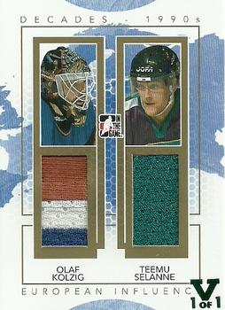 2015-16 In The Game Final Vault - 2013-14 In The Game Decades 1990s - European Influence Dual Jerseys Gold (Green Vault Stamp) #EI-04 Olaf Kolzig / Teemu Selanne Front