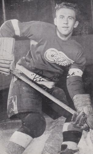 1948-49 J.D. McCarthy Detroit Red Wings Postcards #NNO Pete Horeck Front