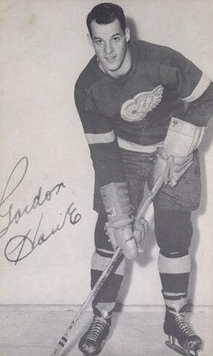1951-52 Detroit Red Wings Postcards #NNO Gordon Howe Front