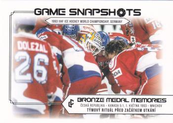 2023 Legendary Cards Bronze Medal Memories 1993 - Game Snapshots Platinum #GS-06 Týmový rituál Front