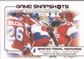 2023 Legendary Cards Bronze Medal Memories 1993 - Game Snapshots Red #GS-06 Týmový rituál Front