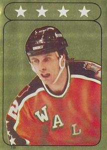 1985-86 O-Pee-Chee Stickers #118 Mike Bossy Front