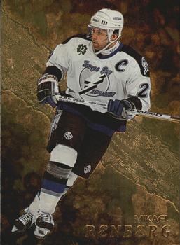 1998-99 Be a Player - Gold #131 Mikael Renberg Front