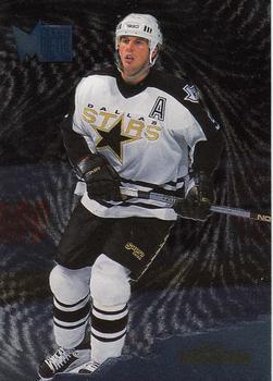1995-96 Metal #42 Mike Modano Front