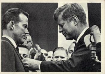 1964 Topps John F. Kennedy #7 Pres. Kennedy presents...Gordon Cooper Front