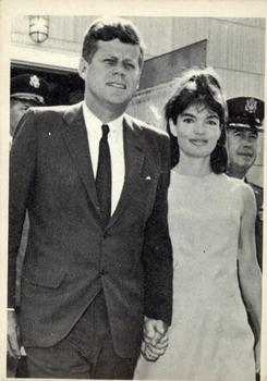 1964 Topps John F. Kennedy #21 Pres. & Mrs. Kennedy At Base Hospital Front