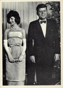 1964 Topps John F. Kennedy #25 Pres. & Mrs. Kennedy At The White House Front