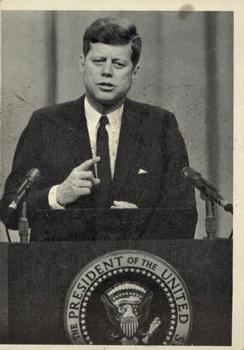 1964 Topps John F. Kennedy #37 Pres. Kennedy talks to reporters Front