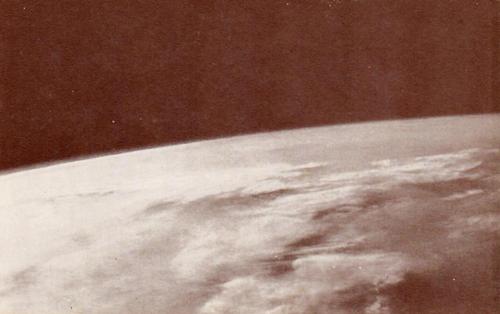 1963 Exhibits Astronauts: NASA (W454) #28 John Glenn Photograph Of Earth Front