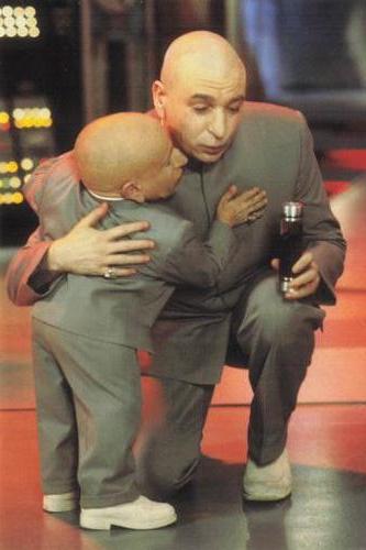 1998-99 Panini Austin Powers Photocards #40 Mini-Me hugs Dr. Evil Front