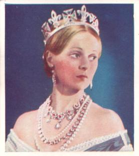 1939 Godfrey Phillips Characters Come to Life #32 Pamela Stanley as Queen Victoria Front