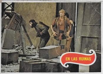1975 Topps Planet of the Apes (Spanish) #17 Visit to a Graveyard Front