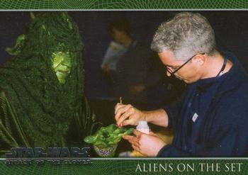 2002 Topps Star Wars: Attack of the Clones #92 Aliens On The Set Front