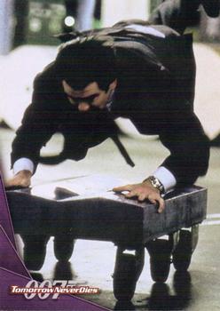 1997 Inkworks James Bond Tomorrow Never Dies #28 Bond on a Roll Front
