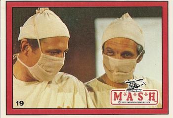 1982 Donruss M*A*S*H #19 Winchester & Hawkeye in OR Front
