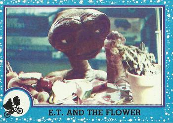 1982 Topps E.T. The Extraterrestrial #18 E.T. and the Flower Front