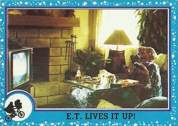 1982 Topps E.T. The Extraterrestrial #29 E.T. Lives It Up! Front