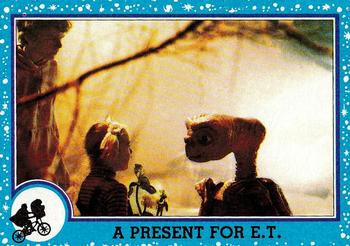 1982 Topps E.T. The Extraterrestrial #73 A Present for E.T. Front
