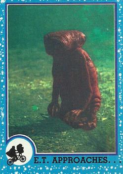 1982 Topps E.T. The Extraterrestrial #9 E.T. Approaches Front