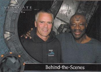2006 Rittenhouse Stargate SG-1 Season 8 #64 Issaac Hayes and Richard Dean Anderson take Front