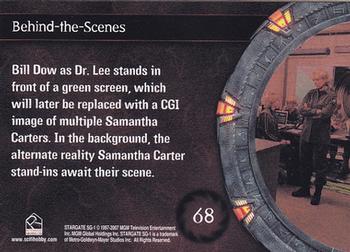 2007 Rittenhouse Stargate SG-1 Season 9 #68 Bill Dow as Dr. Lee stands in front of a green Back