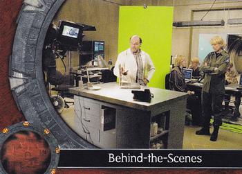 2007 Rittenhouse Stargate SG-1 Season 9 #68 Bill Dow as Dr. Lee stands in front of a green Front