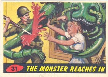 1962 Topps Mars Attacks #31 The Monster Reaches In Front