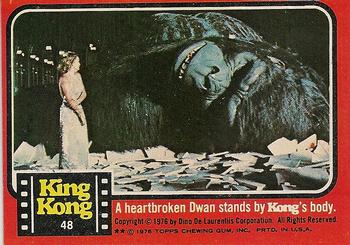 1976 Topps King Kong #48 A heartbroken Dwan stands by Kong's body. Front
