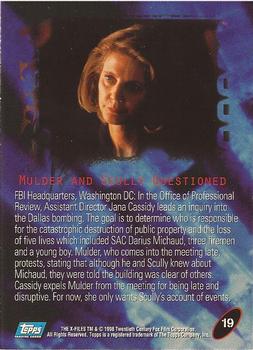 1998 Topps The X-Files: Fight the Future #19 Mulder & Scully Questioned Back