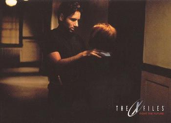 1998 Topps The X-Files: Fight the Future #40 An Intimate Moment Front