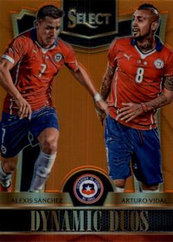 2015-16 Panini Select - Dynamic Duos Orange Prizm #DD-4 Alexis Sanchez / Arturo Vidal Front