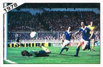 1985-86 Panini Football 86 (UK) #394 Paul Mariner / Pat Jennings Front